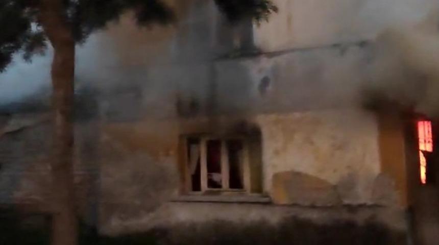 Söke'de metruk bina alevlere teslim oldu!