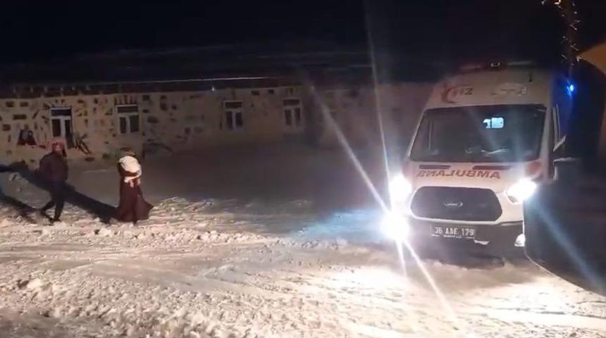 Kars'ta kar nedeniyle yolu kapanan köyde rahatsızlanan bebek için ekipler seferber oldu
