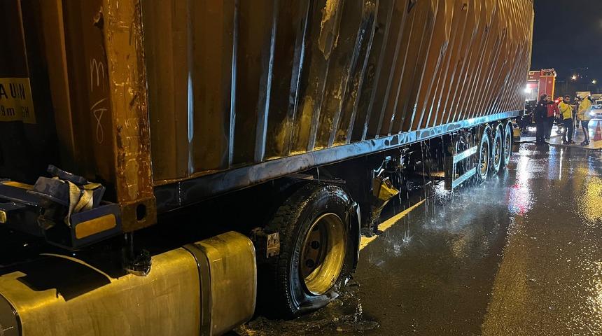 Anadolu Otoyolu'nda yangın çıkan tırdaki patlamada 1 itfaiye personeli yaralandı