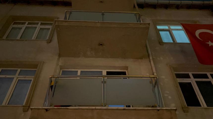 Ataşehir'de korku dolu anlar! Binanın balkonu çöktü