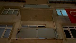 Ataşehir'de korku dolu anlar! Binanın balkonu çöktü