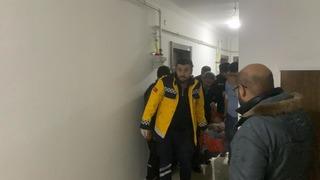 Bileği kesti fotoğrafını çekip kız arkadaşına gönderdi! Dairenin kapısı kırılarak kurtarıldı