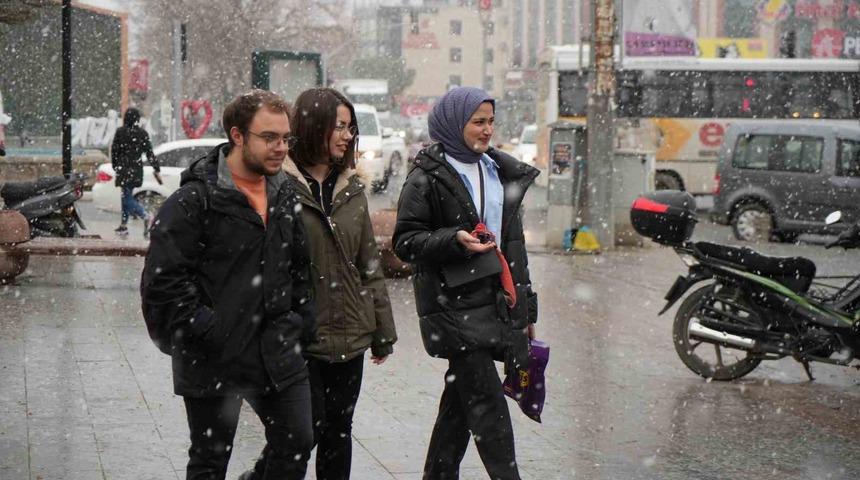 Erzincan’da kar yağışı vatandaşları sevindirdi