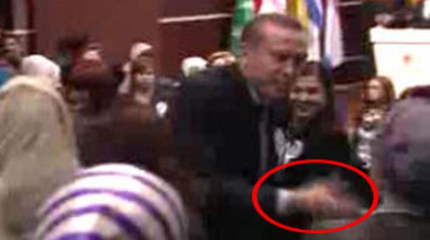 Erdoğan'ın eli havada kaldı