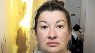 Eski sevgilisinin evine deodorantla saldırı düzenlendi! Kapısının boşluğundan sıkıp çakmakla ateşe verdi... Güvenlik kamerasına böyle yakalandı