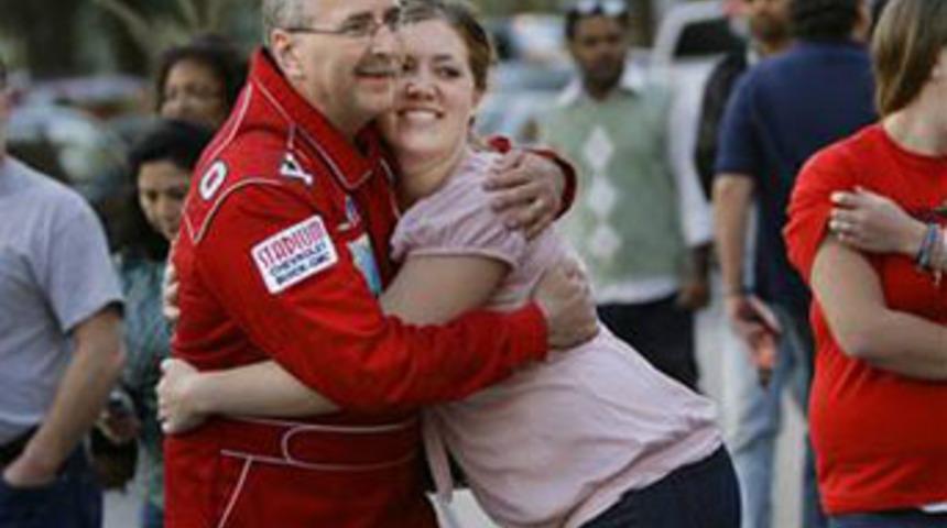 D&uuml;nyanın en hızlı kucaklayan adamı