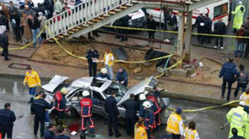 Otomobil durağa daldı