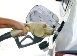 Son dakika: Benzine indirim tabelada! Akaryakıt litre fiyatları 2 liraya yakın geriledi (6 Ağustos Salı güncel benzin-motorin fiyatları)