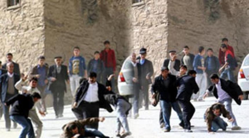 Gen&ccedil; kızı barışa karşılık verdiler