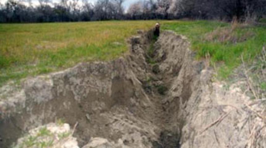 Esrarengiz dev yarıklar korkutuyor