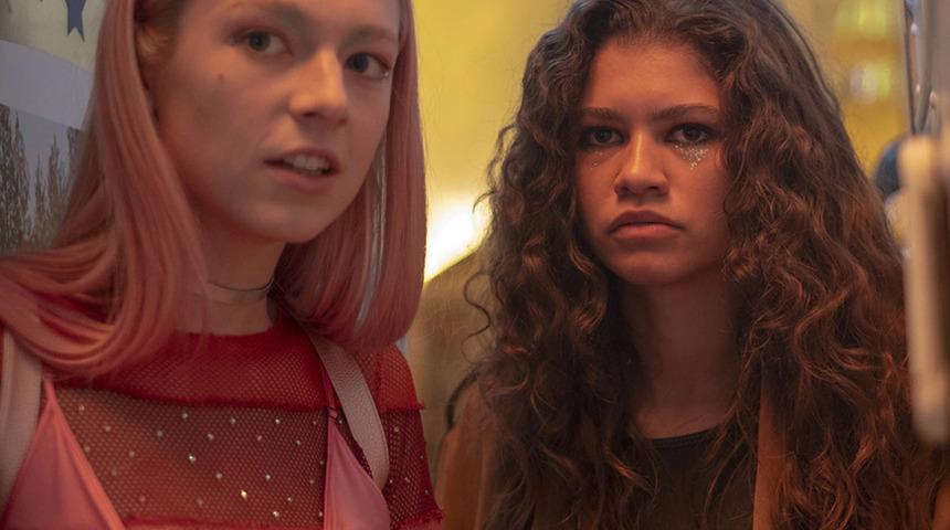 Euphoria'nın yıldızı Hunter Schafer ceketinin içine hiçbir giymeyince zor anlar yaşadı