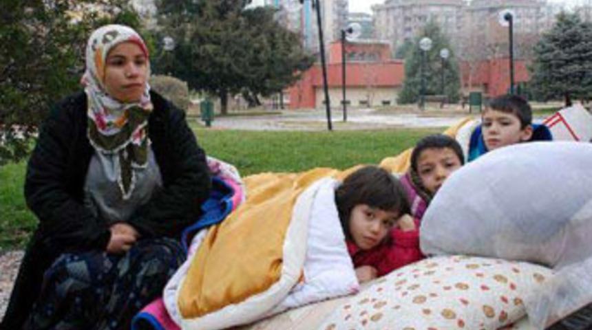 &Ccedil;ocuklarıyla sokağa atıldı