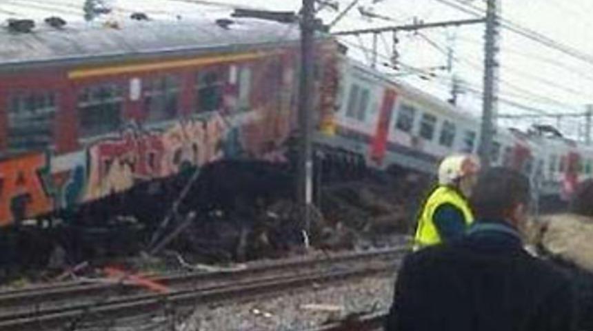 İki tren kafa kafaya &ccedil;arpıştı