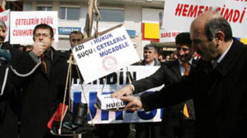 C&uuml;ppe ve postalı idam ettiler