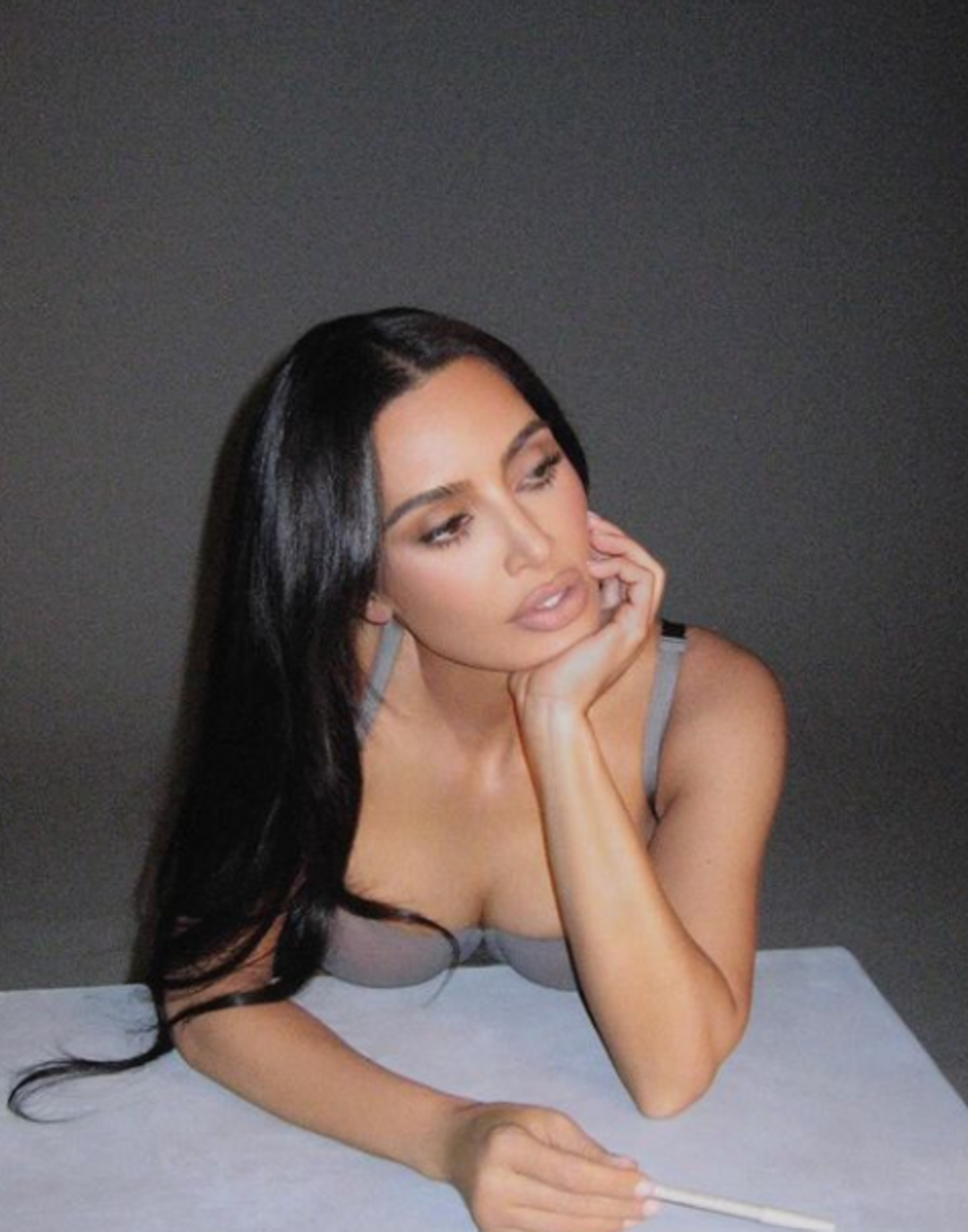 Kim Kardashian tepkileri umursamadı! Sütyeniyle pozunu paylaşınca "Sen kötü birisin" yorumları yağdı 1080xauto