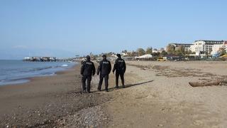 Antalya'da polis ekipleri cansız bedenlerin vurduğu sahillerde devriye geziyor