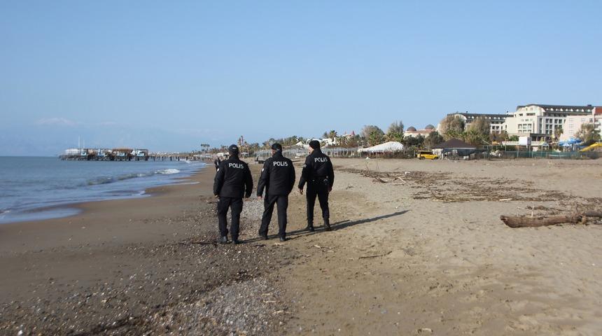 Antalya'da polis ekipleri cansız bedenlerin vurduğu sahillerde devriye geziyor