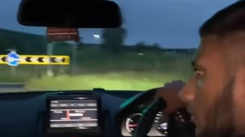 Lüks spor arabalarıyla yarış yaptılar! Trafikte çekilen görüntüleri sosyal medyadan paylaşınca ifşa oldular... Asfaltı kaldırdı, hız ibresini zorladı