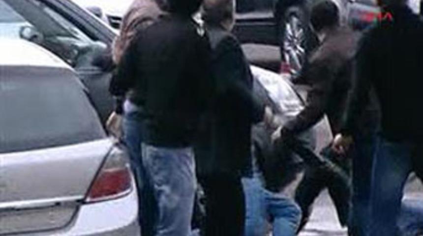 6 kişi, yaşlı adamı b&ouml;yle d&ouml;vd&uuml;