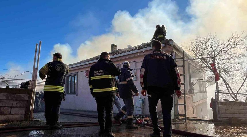 Samanlıkta yangın çıktı, mahalleli ve itfaiye seferber oldu