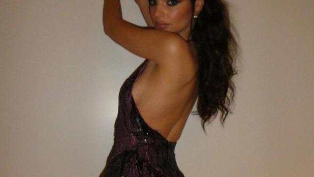 Dünyanın en seksi kadını seçilmişti! Emrata baştan aşağı tülden elbisesiyle poz verdi! Frikik vermeyi gülle engelledi