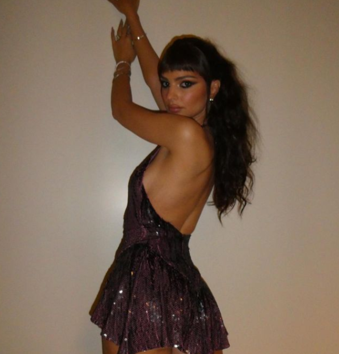 D&uuml;nyanın en seksi kadını se&ccedil;ilmişti! Emrata baştan aşağı t&uuml;lden elbisesiyle poz verdi! Frikik vermeyi g&uuml;lle engelledi