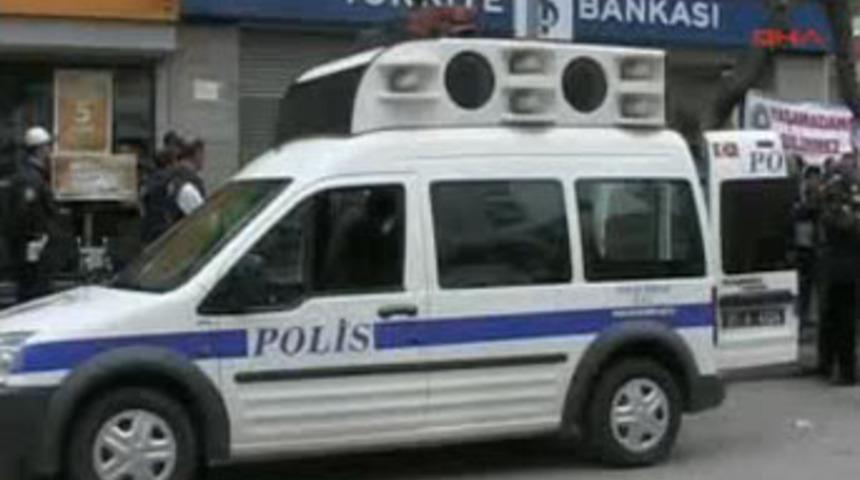 Polisten 'K&uuml;rt&ccedil;e' a&ccedil;ılımı