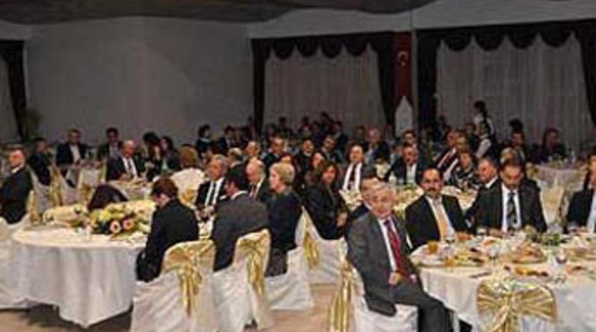 Rekt&ouml;r karşılamayınca, komutan kapıdan d&ouml;nd&uuml;