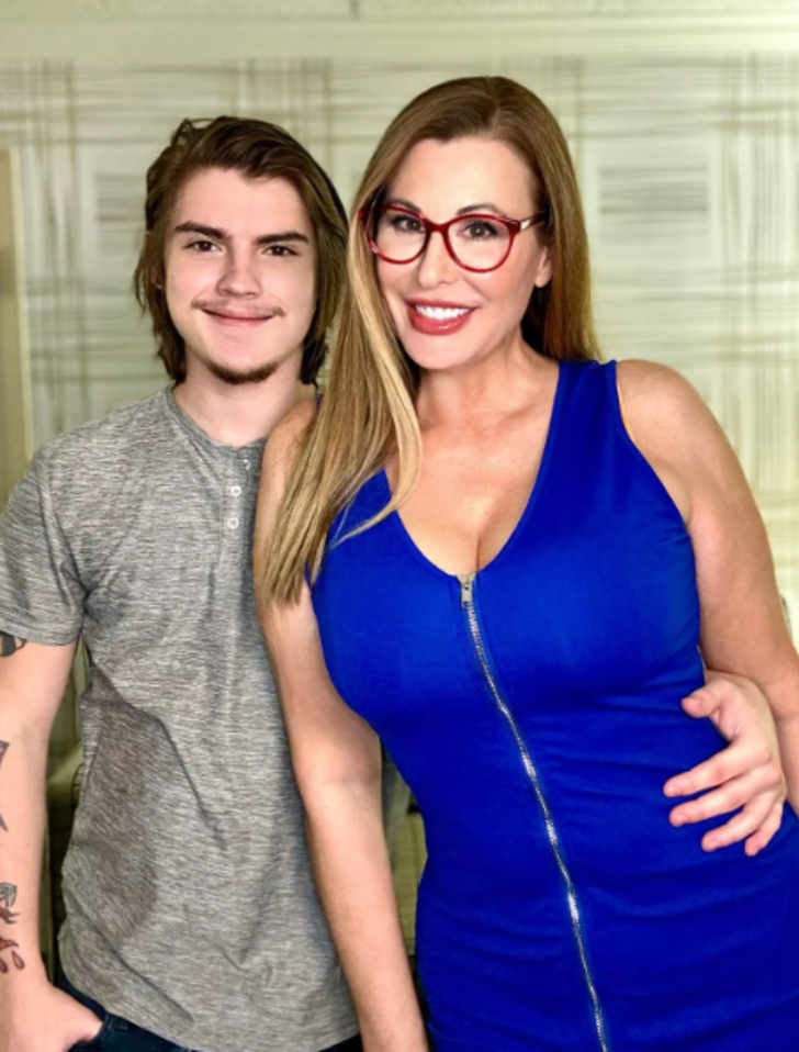 Kendisini 56, sevgilisi 23 yaşında! Sosyal medyadan ilişkilerini anlattı... "Yalnızca 20'li yaşlardaki erkeklerle sevgili oluyorum" G3