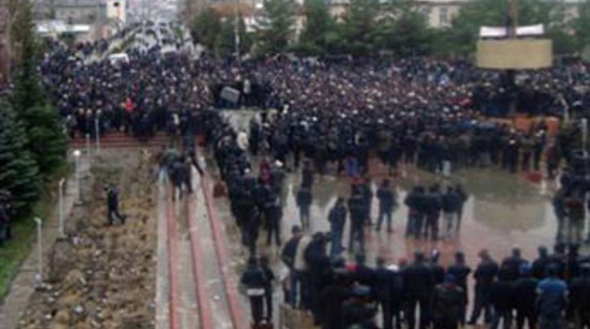 İ&ccedil;işleri Bakanı lin&ccedil; edildi