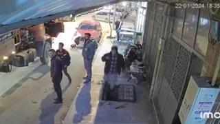 Telefona bakarak yürürken neye uğradığını şaşırdı! İlginç anlar kamerada