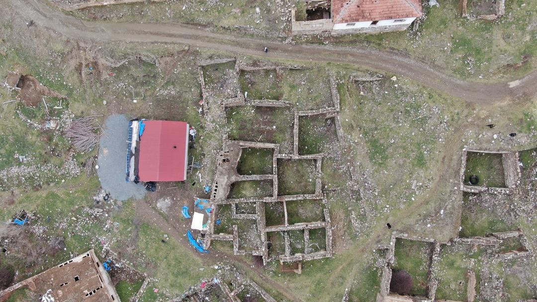 'Cin sardı' s&ouml;ylentisi herkesi ka&ccedil;ırdı! K&ouml;y&uuml; terk ettiler, 15 yıldır kimse gelip gitmiyor! İddialara aldırmayan bir aile k&ouml;ye taşındı: Tek bir cin bile g&ouml;rmedik