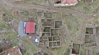 'Cin sardı' söylentisi herkesi kaçırdı! Köyü terk ettiler, 15 yıldır kimse gelip gitmiyor! İddialara aldırmayan bir aile köye taşındı: Tek bir cin bile görmedik