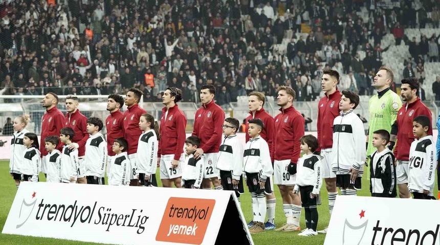 Beşiktaş'ın yıldızı Tayfur Bingöl oyundan çıktığı sırada ıslıklandı!
