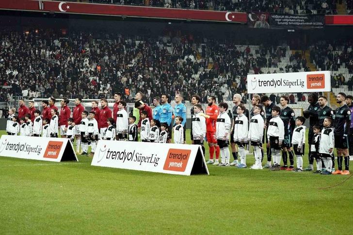 Siyah-Beyazlılar 10 kişi Adana Demirspor karşısında kaybettiği 2 puan sonrası olay yorum! "Beşiktaş çok ağır hasta" 728xauto