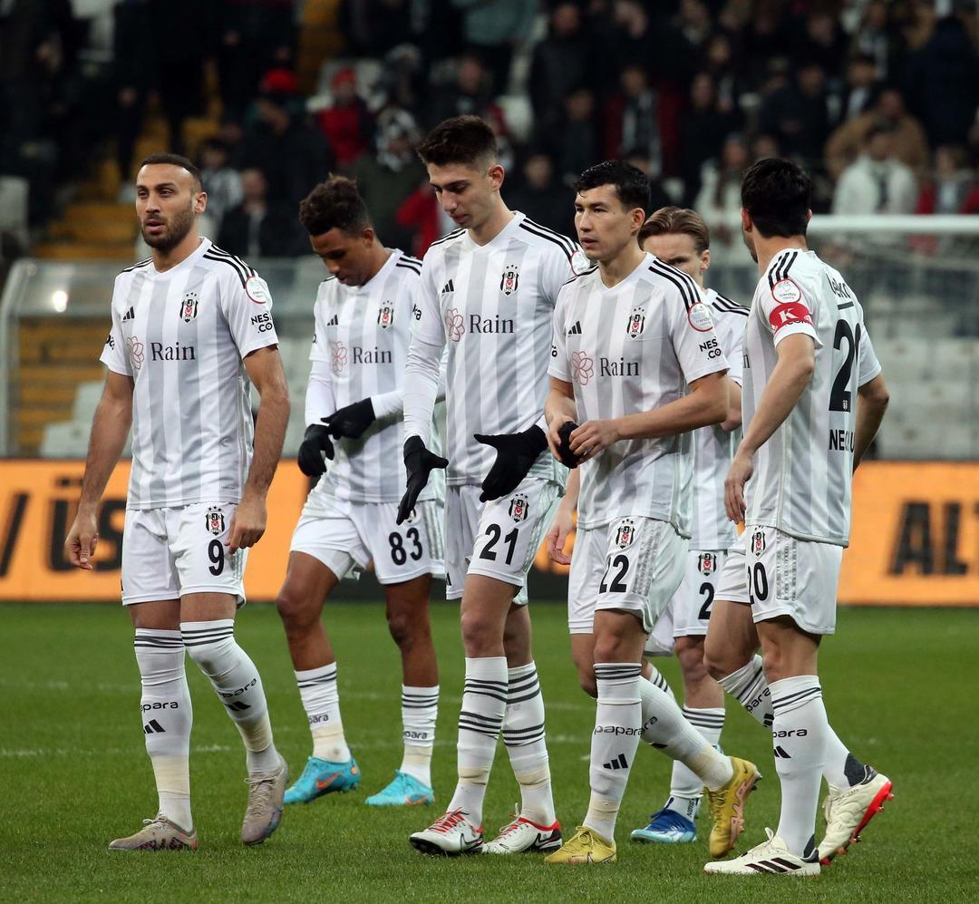 Siyah-Beyazlılar 10 kişi Adana Demirspor karşısında kaybettiği 2 puan sonrası olay yorum! "Beşiktaş çok ağır hasta" 1080xauto