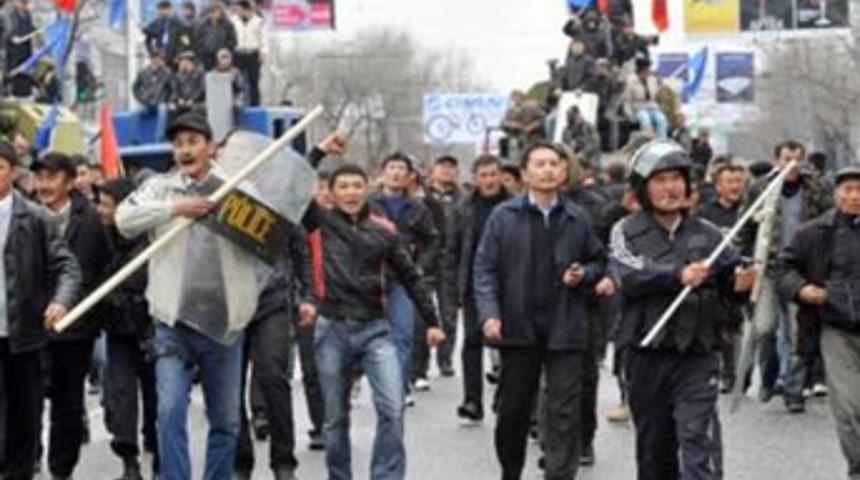 Silahlı isyan h&uuml;k&uuml;meti devirdi