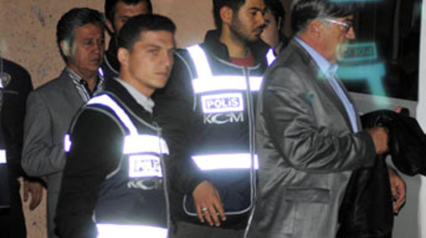 12 paşanın &ouml;n&uuml;n&uuml; 'balyoz' kesti