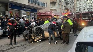 İzmir'de tabancayla yaralanıp otomobille kaçarken kaza yapan kişi öldü