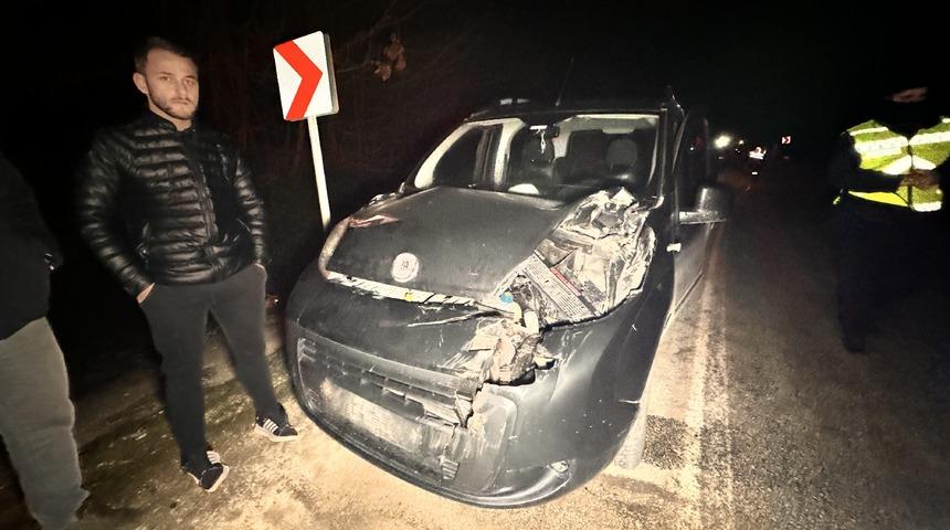 Düzce'de kamyondan düşen tomruklar hafif ticari araca çarptı