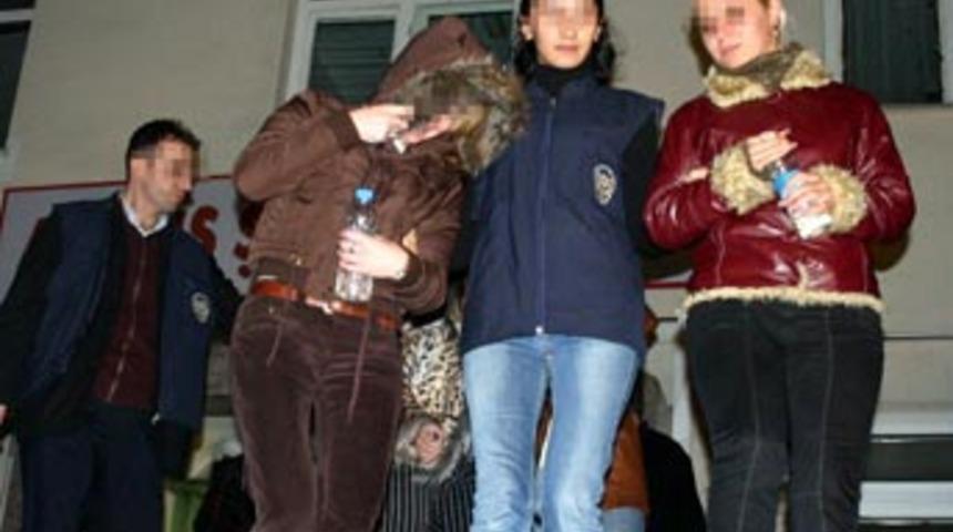 Fuhuş &ccedil;etesinin şifresi: L&uuml;ks otomobil geldi