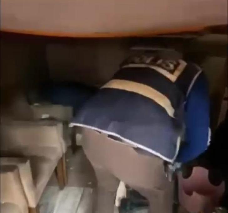 Evde tünel, kömürlükte silah atölyesi! Yatak odasına giren İzmir polisi de şaşırdı... 25 ayrı suçtan cezası vardı, yakalandı G2