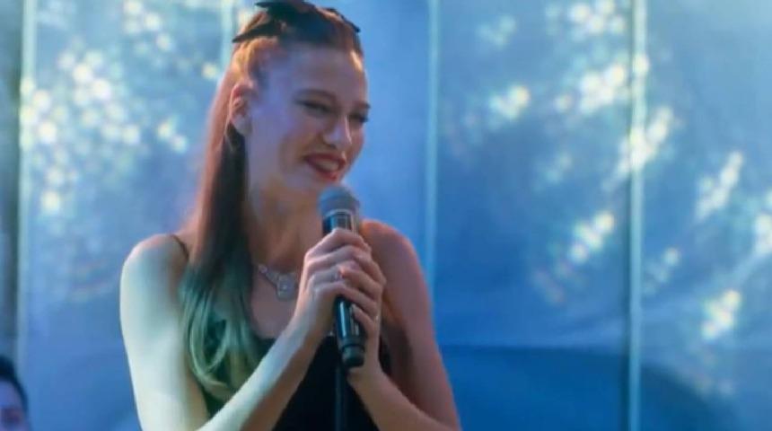 Aile Dizisinin Devin'i söylediği şarkıyla ağızları açık bıraktı... Serenay Sarıkaya'ya yorum yağdı!