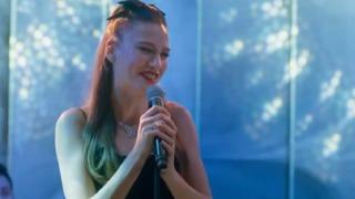 Aile Dizisinin Devin'i söylediği şarkıyla ağızları açık bıraktı... Serenay Sarıkaya'ya yorum yağdı!