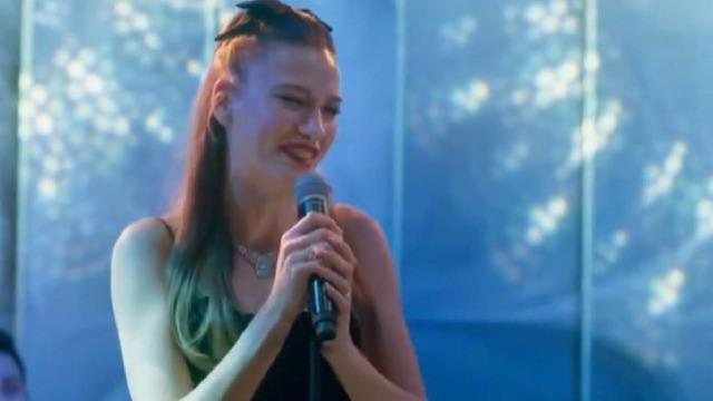 Aile Dizisinin Devin'i söylediği şarkıyla ağızları açık bıraktı... Serenay Sarıkaya'ya yorum yağdı!