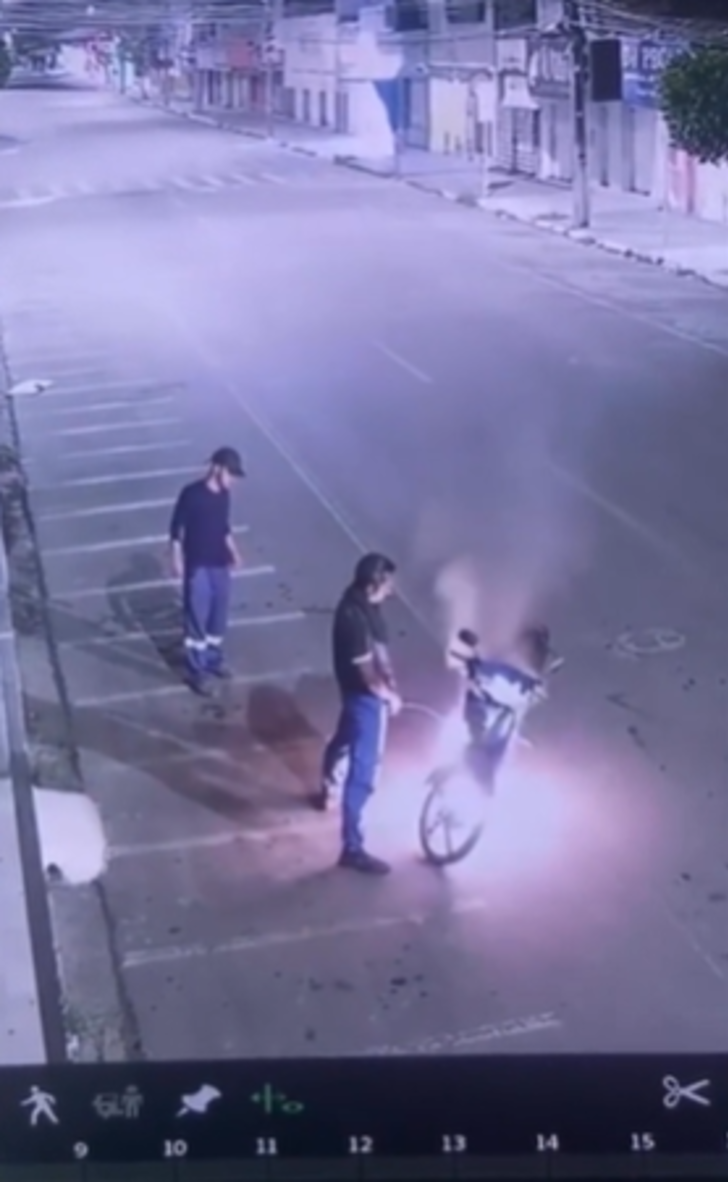 Sosyal medya bu görüntüleri konuşuyor! Nedenine kimse anlam veremedi... Alev alan motosikletini idrarını yaparak söndürmeye çalıştı G1