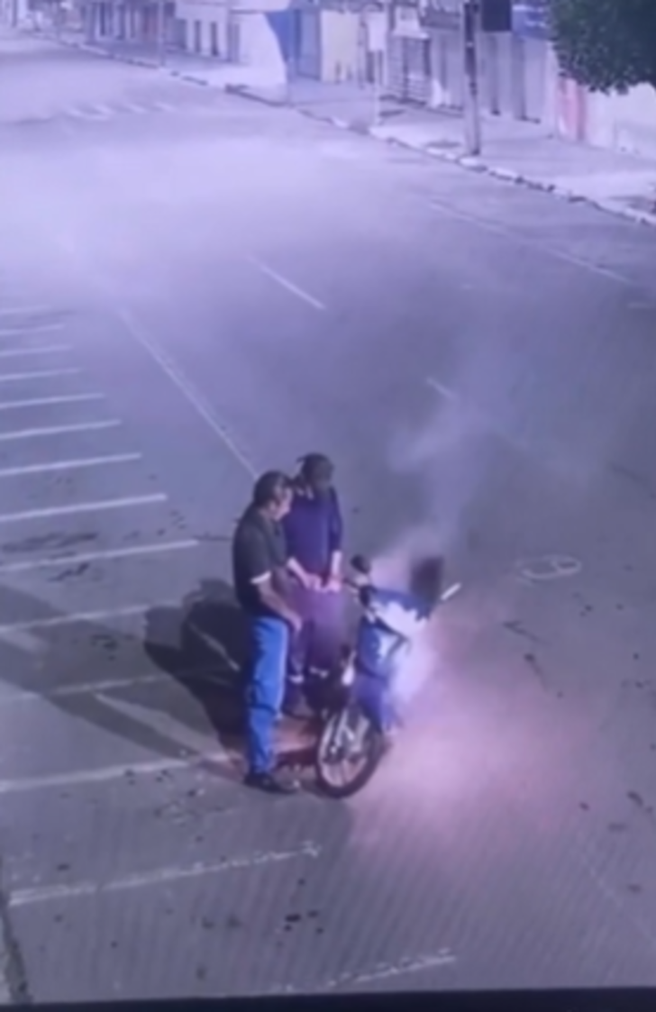 Sosyal medya bu görüntüleri konuşuyor! Nedenine kimse anlam veremedi... Alev alan motosikletini idrarını yaparak söndürmeye çalıştı G2