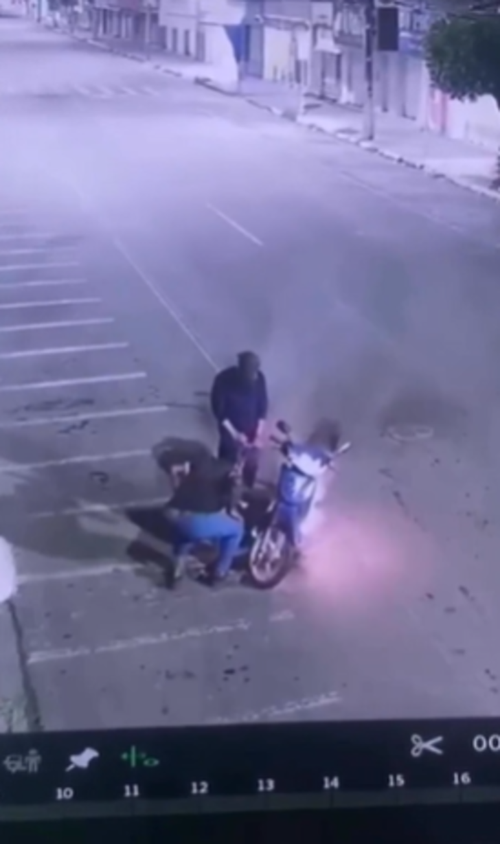 Sosyal medya bu görüntüleri konuşuyor! Nedenine kimse anlam veremedi... Alev alan motosikletini idrarını yaparak söndürmeye çalıştı G3