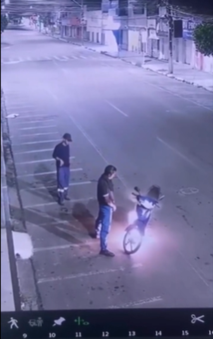 Sosyal medya bu görüntüleri konuşuyor! Nedenine kimse anlam veremedi... Alev alan motosikletini idrarını yaparak söndürmeye çalıştı G4