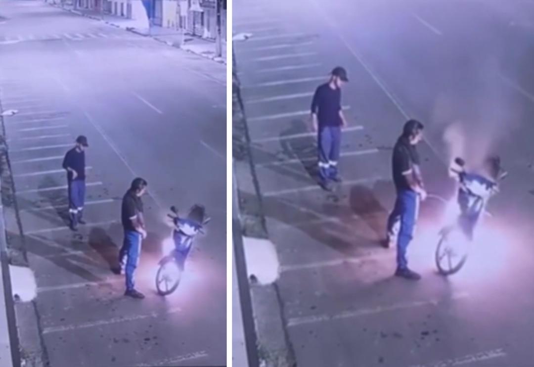 Sosyal medya bu g&ouml;r&uuml;nt&uuml;leri konuşuyor! Nedenine kimse anlam veremedi... Alev alan motosikletini idrarını yaparak s&ouml;nd&uuml;rmeye &ccedil;alıştı